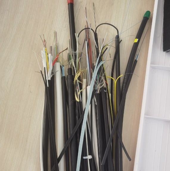 كابل قطرة داخلي FTTH أحادي الوضع مقاوم للطقس 1-12 النواة للاتصال السلس