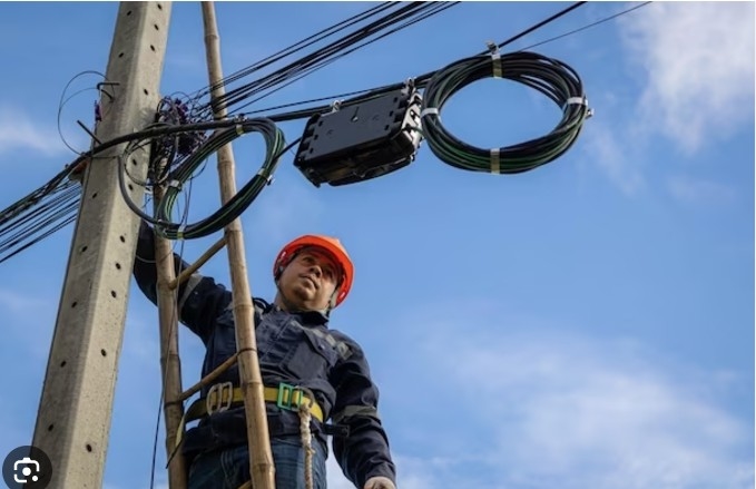 شكل القوس يدعم نفسه كابل قطرة FTTH 4 Core للاتصالات الهاتفية