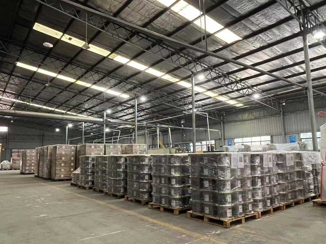 كابل بصري على شكل فراشة ذاتي الدعم مع تعزيز معدني غلاف LSZH وحبل فولاذي مجلفن لكابل التوصيل FTTH