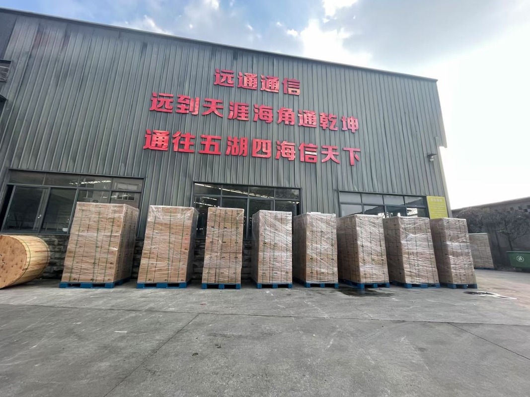 كابل بصري على شكل فراشة ذاتي الدعم مع تعزيز معدني غلاف LSZH وحبل فولاذي مجلفن لكابل التوصيل FTTH