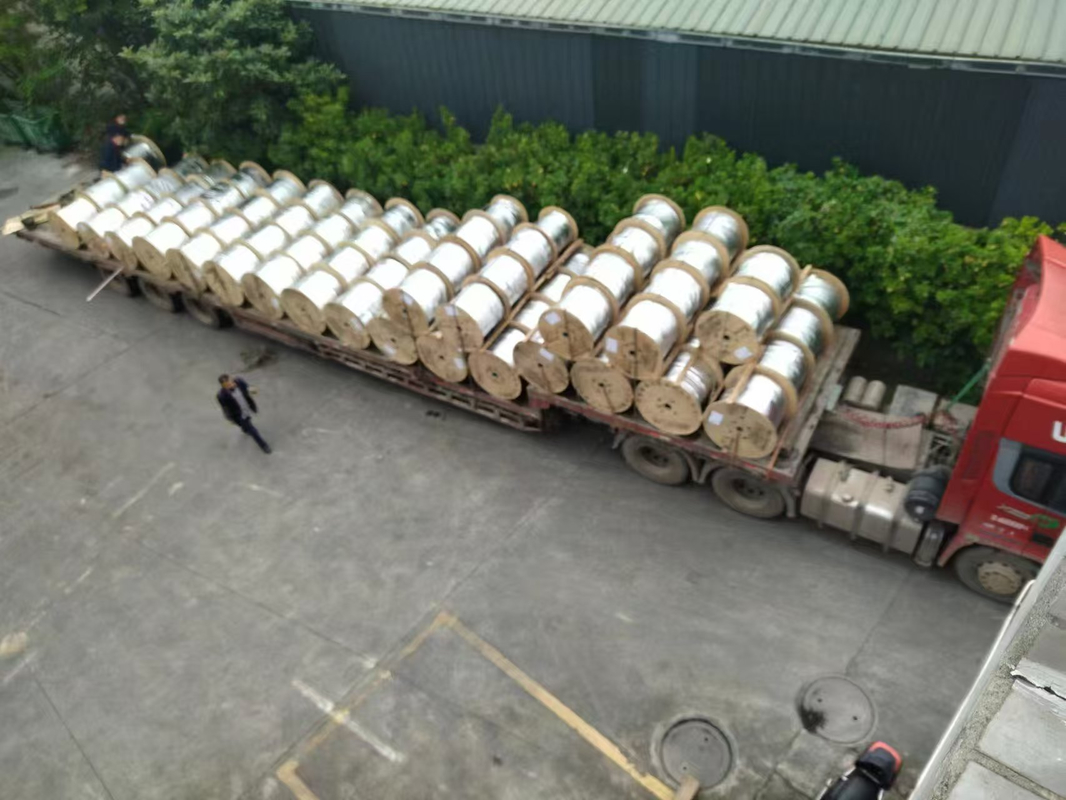 كابل بصري على شكل فراشة ذاتي الدعم مع تعزيز معدني غلاف LSZH وحبل فولاذي مجلفن لكابل التوصيل FTTH